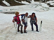 90 Sullo sfondo il Lago di Valbona (2055 m) in fase di scioglimento neve